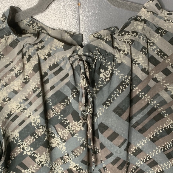 CAbi Women's Size M Graph Trellis Gray Top Blouse Ruffle Neck Sleeveless #3451 - Picture 4 of 8